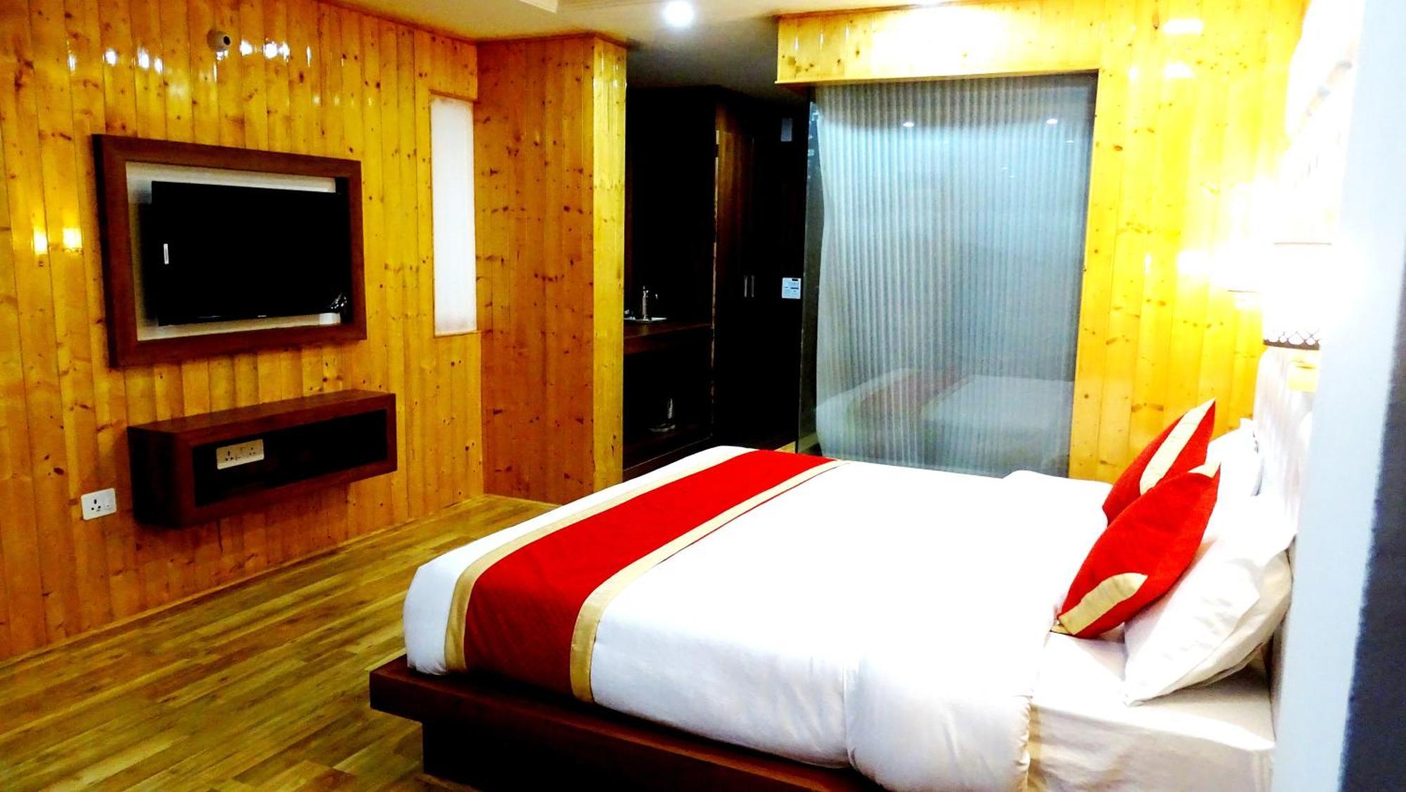 Humble Holiday Inn Kufri Simla Kültér fotó